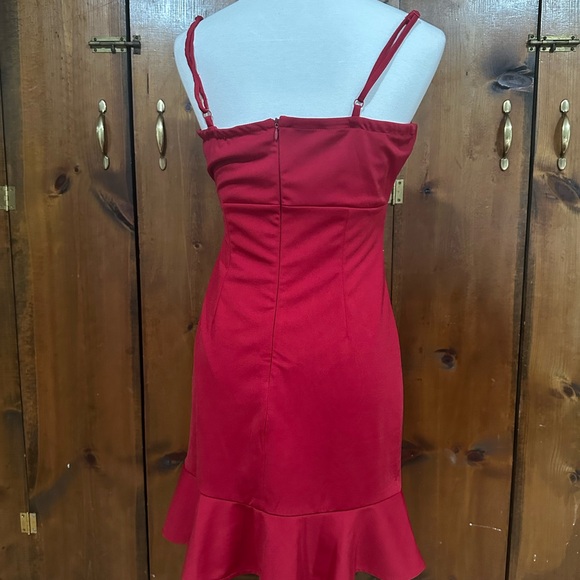 Elegant Red Sleeveless Dress - Picture 5 of 6
